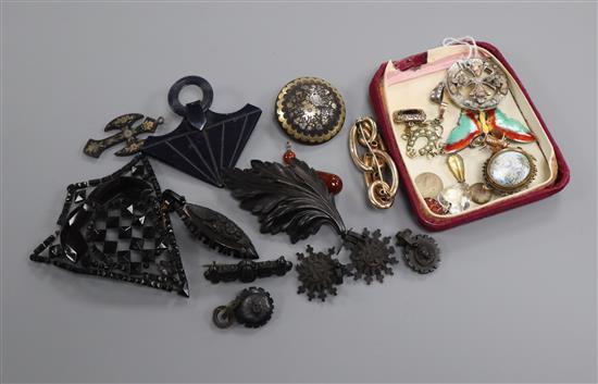 A yellow metal, split pearl and diamond horseshoe pendant, a Scottish hardstone pendant, tortoiseshell pique items etc.